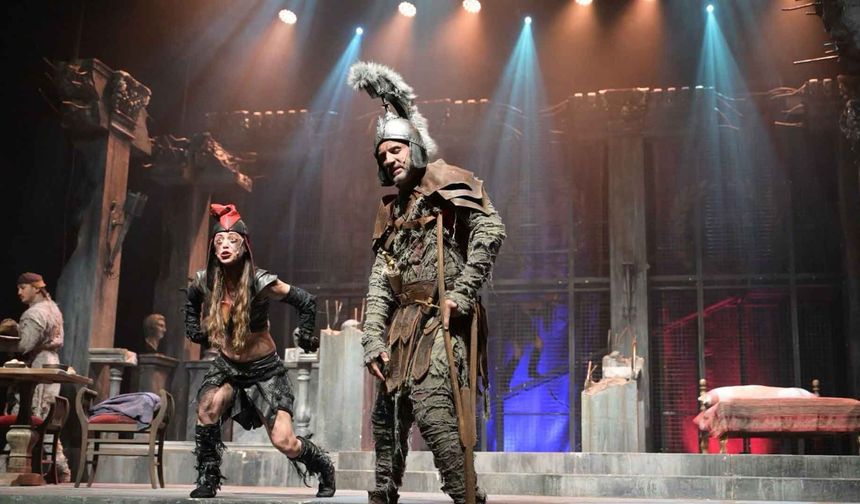 22. Kıbrıs Tiyatro Festivali, İstanbul Devlet Tiyatrosu’nun “Büyük Romulus” oyunuyla başladı