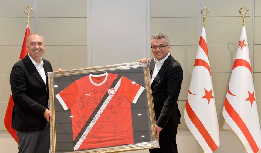 Erhürman, A Milli Futbol Takımı ile teknik heyeti kabul etti