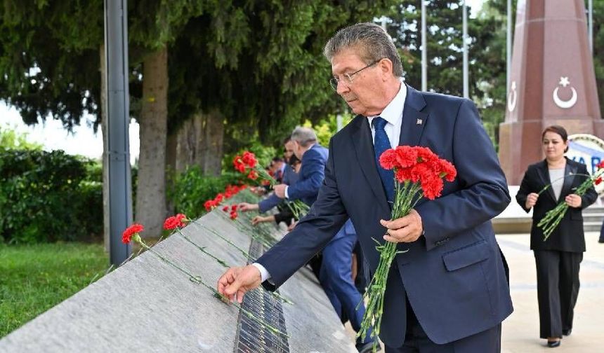 Üstel, Haydar Aliyev’in anıt mezarını ziyaret etti