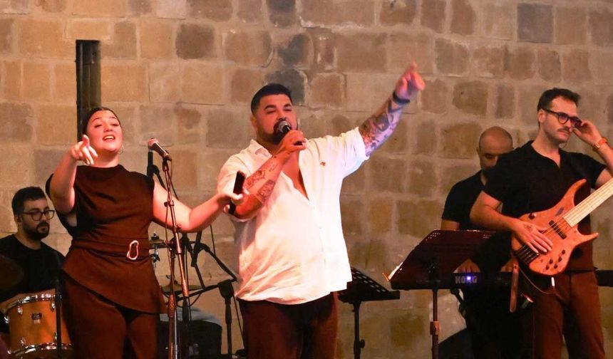 Aysu Mişon ve Eril Cambaz’lı LTB Akustik Sahne'de müzik dolu yaz akşamı