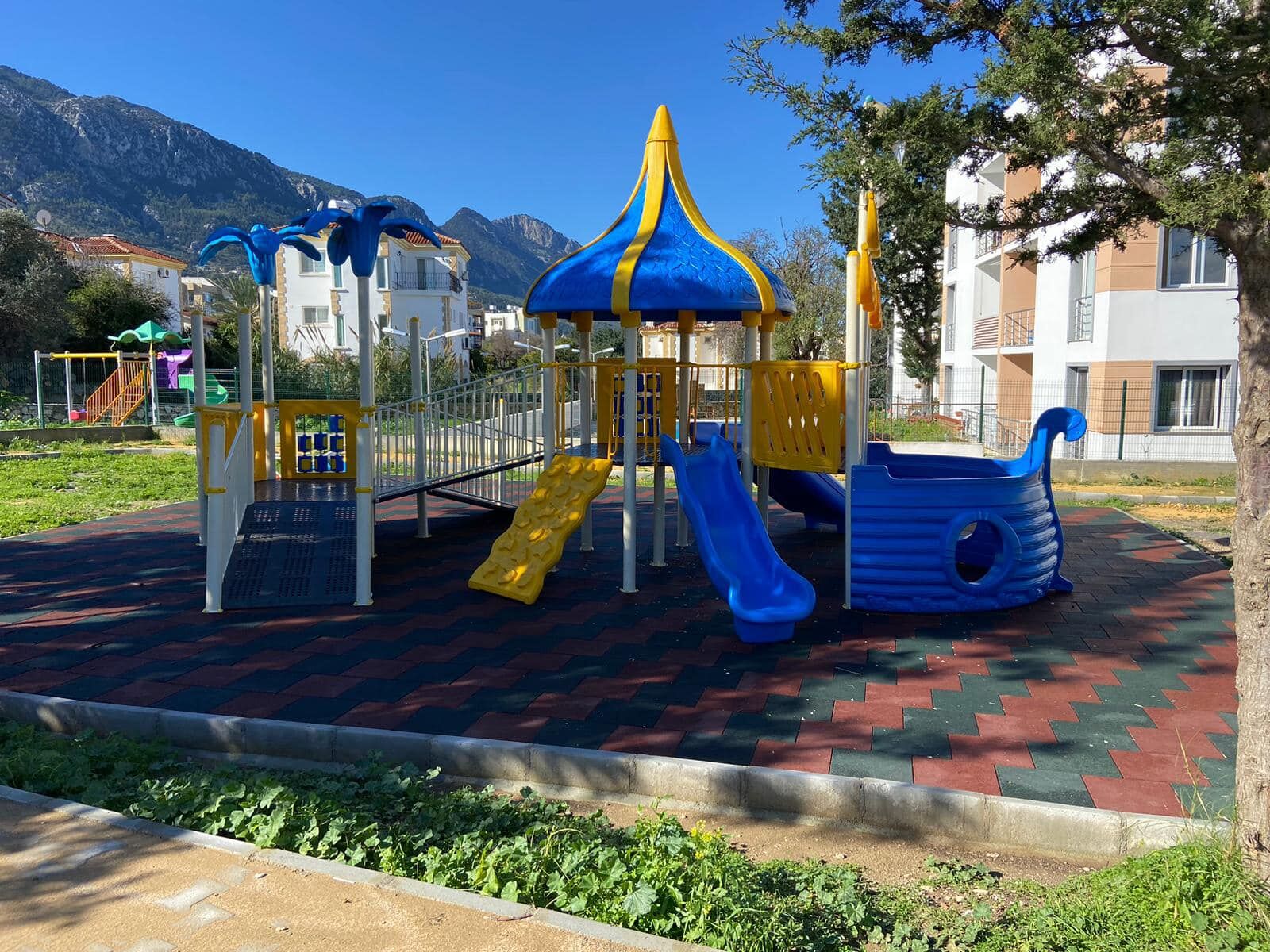 Alsancak İlkokulu Oyun Parki (1)