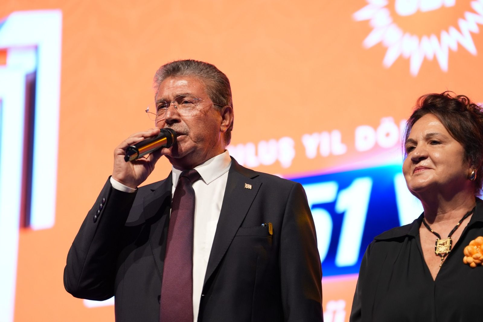 Üstel: Kırgınlıklarımızı geride bırakalım, mühürleri güneşe basalım